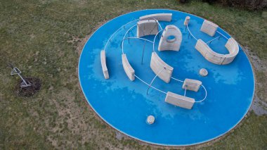 Tırtıklı, sert beton duvarlar, çarpık korkuluklar Parkour ve yeni spor. Amacı etkili bir şekilde hareket etmeyi öğrenmek ve çeşitli engelleri yönetmeyi. engelli parkur sıçrayışları, tırmanış, delik