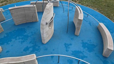 Tırtıklı, sert beton duvarlar, çarpık korkuluklar Parkour ve yeni spor. Amacı etkili bir şekilde hareket etmeyi öğrenmek ve çeşitli engelleri yönetmeyi. engelli parkur sıçrayışları, tırmanış, delik