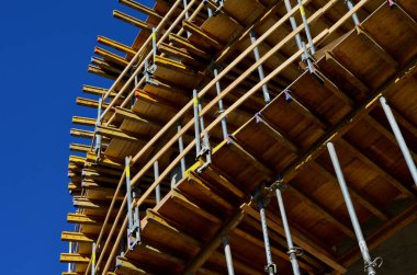 Avrupa güvenlik standartlarını karşılamak için sıcak suya batırılmış çelikten yapılmış güvenli ve ayarlanabilir inşaat standı ayarlanabilir sigorta sayesinde düşmeye karşı korunuyor. Kendini temizlemede ayarlanabilir fındık