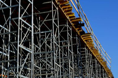 Avrupa güvenlik standartlarını karşılamak için sıcak suya batırılmış çelikten yapılmış güvenli ve ayarlanabilir inşaat standı ayarlanabilir sigorta sayesinde düşmeye karşı korunuyor. Kendini temizlemede ayarlanabilir fındık