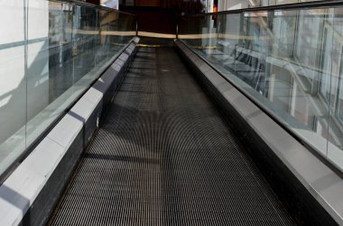 Yükselen travelator, insan hareketine ihtiyaç duyan yerlerde kolay ve güvenli erişim sağlar. Alışveriş merkezlerinde, süpermarketlerde ve hipermarketlerde. Alışveriş arabasının tekerleği sıkıştı metro.