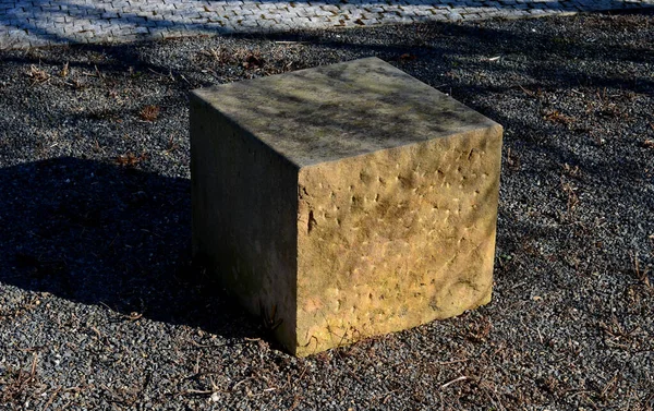 Грубые Гранитные Каменные Кубические Барьеры Защиты Красивых Кубиков Газона Асфальтированная — стоковое фото