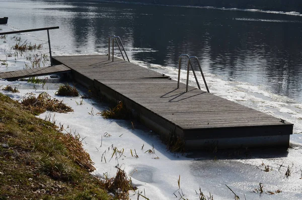Río Congelado Modificado Las Entradas Agua Desde Terraplén Nadador Decide — Foto de Stock