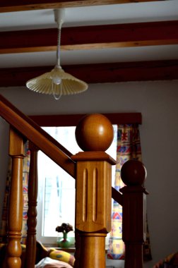 Düz meşe merdiveni. Torna tezgahında yapılmış tırabzan. Finansörlerin üzerinde crenelled direkler ve toplar. şeffaf vernik ağaç halkasının çizimini vurgular