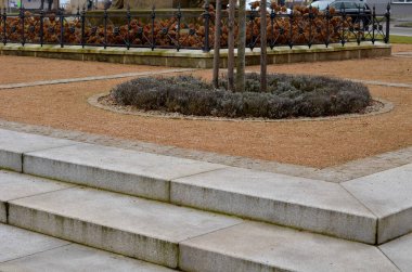 Kablo dairesel banklar kışın mobilya park eder. Titreşen bir silindir yardımıyla tek parça çakıl. Tarihi meydanın daimi hoş park yüzeyi. Levanula yatakları ortada.