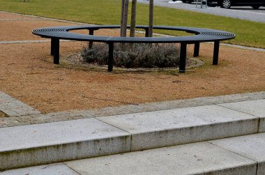 Kablo dairesel banklar kışın mobilya park eder. Titreşen bir silindir yardımıyla tek parça çakıl. Tarihi meydanın daimi hoş park yüzeyi. Levanula yatakları ortada.