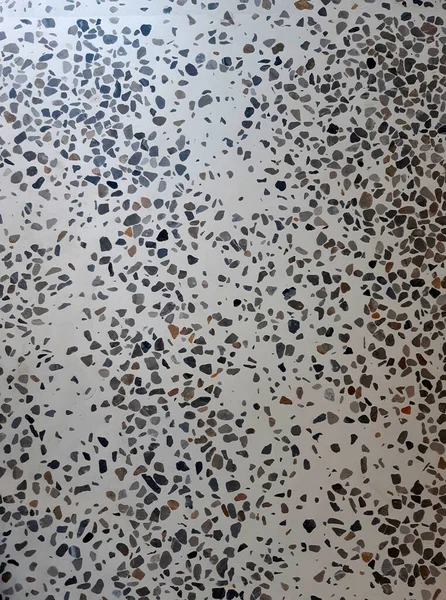 黒い砂利の石で砂の表面を舗装 室内の床には滑らかなコンクリートが露出しています 工業的な外観 — ストック写真