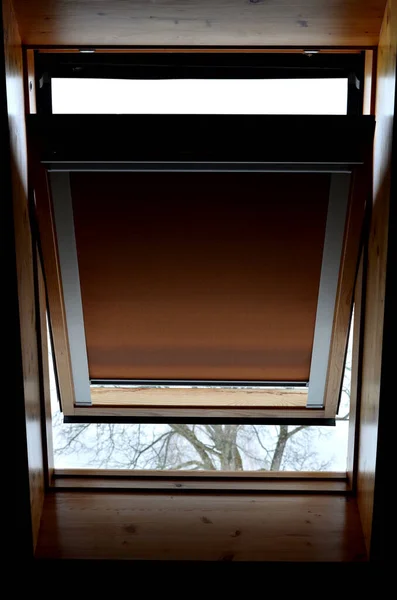 Braune Schiebedach Verdunkelungsrollos Das Fenster Ist Halb Offen Der Heruntergezogene — Stockfoto