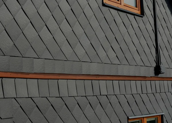Verkleidung Der Hauswand Aus Quadratischen Ziegeln Die Auf Ein Holzgitter — Stockfoto