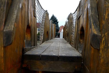 Çardaklı ve güllü teraslar ve duvarlar. Çatı bahçesinde dikdörtgen biçilmiş bir çit. İtalyan bahçelerinin arka bahçeleri, yan çim, mason, taş ocağı, taş ocağı, beton