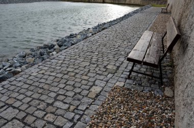 Gölcükler, su depoları ve beton baraj kuyusu. Akışı belirleyen kılavuz profiller, baraj borusunun altından akacak. Parmaklıklar ve köprüler suya açılıyor. servis taşı merdiveni