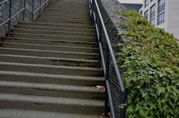 Κατασκευή Μιας Απότομης Σκάλας Από Πέτρινο Τοίχο Στάθμευσης Αυτοκινήτων Υψηλή — Φωτογραφία Αρχείου
