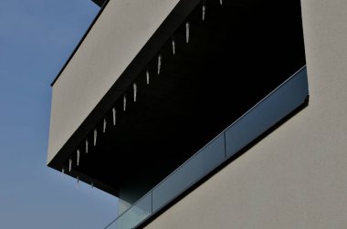 Dikey olarak katlanarak bir kemer haline getirilmiş ottan yapılmış siyah metal çubukların kombinasyonu içinde lüks bir eskrim. Ahşap, metal parmaklıkların arasındadır ve katı opak bir duvar oluşturur. Bahçede mahremiyet var, Frost.