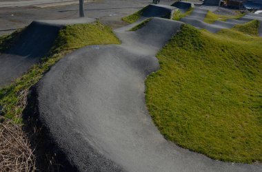 Otoparkta bisiklet yolu Pompalama (yukarı ve aşağı hareket) modüler pompa pisti boyunca bisiklet, scooter, kaykay ve dahili patenleri hareket ettirmek için pedal ve zıplama yerine kullanılır