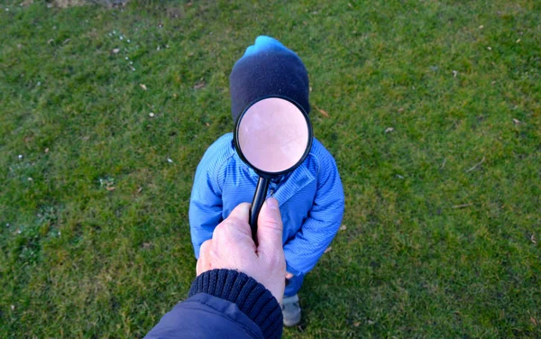 Bambino Abiti Invernali Cappello Maglia Invernale Uomo Sopra Lui Guarda — Foto Stock