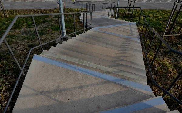 Escaleras Una Empinada Pendiente Zig Zag Hierba Acortará Reducir Pendiente — Foto de Stock