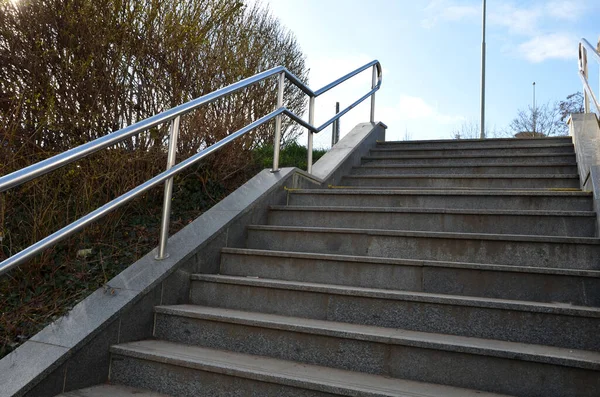 Escada Concreto Com Corrimão Tubular Polido Aço Inoxidável Paralelepípedos Paralelepípedos — Fotografia de Stock