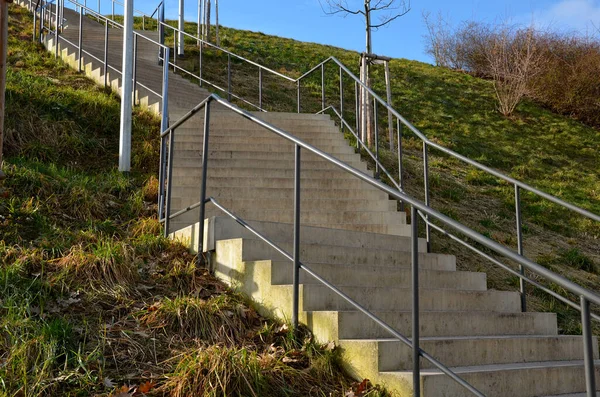Escaliers Dans Une Pente Raide Zig Zag Herbeux Raccourcira Réduire — Photo