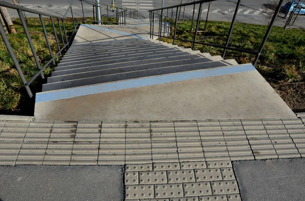 Dik Çimenli Zik Zag Yamaçtaki Merdivenler Kısalacak Dikleşmeyi Azaltacak Gri — Stok fotoğraf