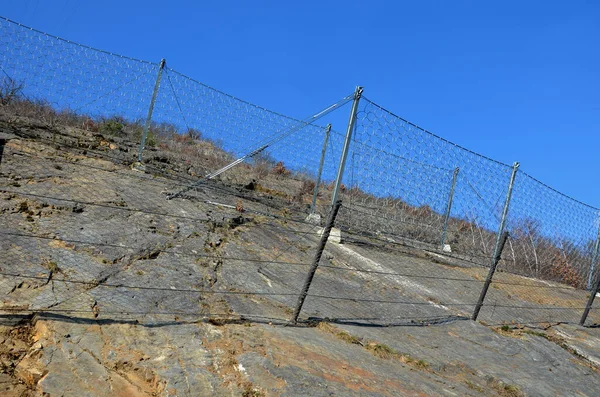 Kayanın Derinliklerine Demir Atmış Çelik Bir Ile Güçlendirilmiş Yamaç Sıralar — Stok fotoğraf