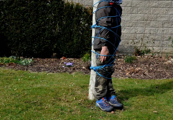 Attacher Avec Une Corde Plastique Bleu Arbre Jeu Enfants Innocents — Photo