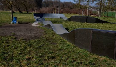 Otoparkta bisiklet yolu Pompalama (yukarı ve aşağı hareket) modüler pompa pisti boyunca bisiklet, scooter, kaykay ve dahili patenleri hareket ettirmek için pedal ve zıplama yerine kullanılır