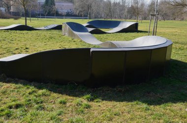 Otoparkta bisiklet yolu Pompalama (yukarı ve aşağı hareket) modüler pompa pisti boyunca bisiklet, scooter, kaykay ve dahili patenleri hareket ettirmek için pedal ve zıplama yerine kullanılır