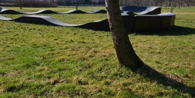 Otoparkta bisiklet yolu Pompalama (yukarı ve aşağı hareket) modüler pompa pisti boyunca bisiklet, scooter, kaykay ve dahili patenleri hareket ettirmek için pedal ve zıplama yerine kullanılır