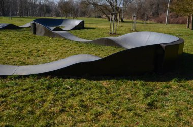 Otoparkta bisiklet yolu Pompalama (yukarı ve aşağı hareket) modüler pompa pisti boyunca bisiklet, scooter, kaykay ve dahili patenleri hareket ettirmek için pedal ve zıplama yerine kullanılır