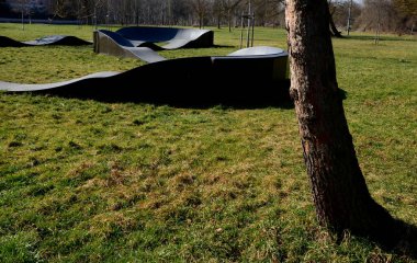 Otoparkta bisiklet yolu Pompalama (yukarı ve aşağı hareket) modüler pompa pisti boyunca bisiklet, scooter, kaykay ve dahili patenleri hareket ettirmek için pedal ve zıplama yerine kullanılır