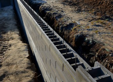 Köprü önü tünelinde bir çentik tutuyordu. Beton kaplı istinat duvarı sahte, optik güzellikte duvarlarla kaplı. İçi boş tuğlalarla çevrili çitler. Kablolar, korkuluklar, çelik, toprak.