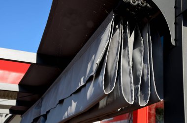 Polyester gölgelik ile, gölge ve güneş üzerinde tam kontrole sahip olursun. Bir halat çekme, güneşin kılavuz korkuluklarında ileri geri hareket etmesini sağlayacak. kumaş dalgalanmaları