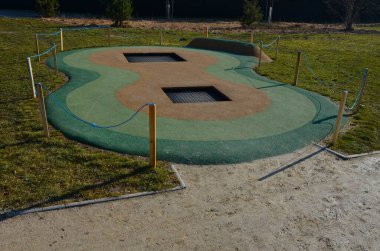 Yeşil kauçuk yüzeyler her havada yumuşak ve güvenlidir. Çocuklar için trambolinler. Değişik renkteki amibilerin düzensiz şekli. Parkın parkında yürü