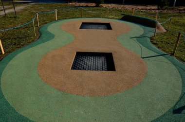 Yeşil kauçuk yüzeyler her havada yumuşak ve güvenlidir. Çocuklar için trambolinler. Değişik renkteki amibilerin düzensiz şekli. Parkın parkında yürü