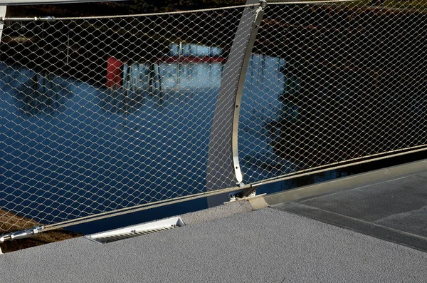 Сходи Широкий Пішохідний Міст Перфорованою Металевою Підлогою Оцинкований Листовий Метал — стокове фото