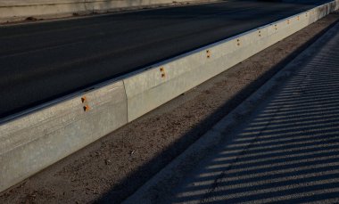 Geçici çelik mobil bariyer montajı kolayca sökülebilir şerit ayırma ve şeritten şeride geçiş engeli. Kısa vadeli ya da uzun vadeli yol kapatma ve modernizasyon, eklenti