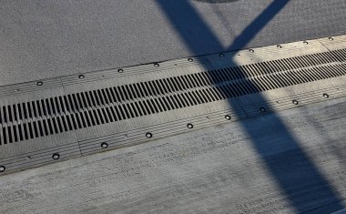 Genişletilebilir iki beton gövdenin güvenli bağlantısı için genişletme metali eşleşmesi, çatı veya köprü yapısı. Otoyol gövdesinin eklemleri için paslanmaz çelik tarak, yaya köprüsü, gri, beyaz