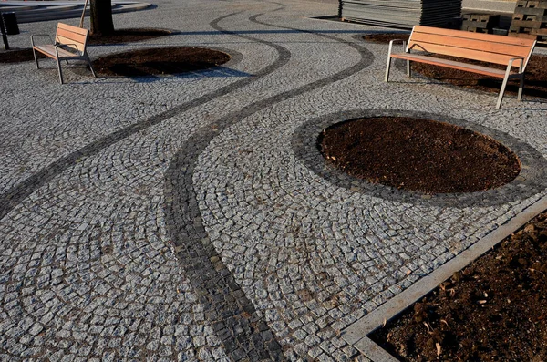 Quadrado Com Pavimentação Ondulada Canteiros Flores Circulares Bancos Praça Feita — Fotografia de Stock