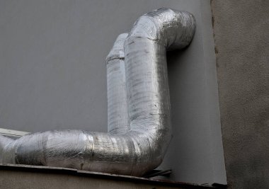 Sıcak hava bacası 90 derece eğilmiş. Borunun genişlemesi duvara girmeden önce virajda gerçekleşiyor. Pamuk yünü ve alüminyum folyoyla yalıtım. ısıtma ve soğutma teknolojisi.