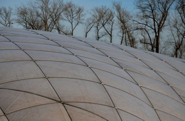 Şişme oyun alanı, beyaz lastik tekstil tenisçi. Düzenli bir ızgarada iplerle güçlendirilmiş. Yastık ya da yorganı andırıyor. Kompresörler içerideki havayı üflüyor. destek 