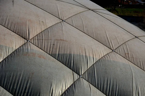 Stock image inflatable playing arena, tennis head made of white rubber textile. in a regular grid it is reinforced with ropes. reminiscent of a pillow or quilted blanket. the compressors blow air inside. support 