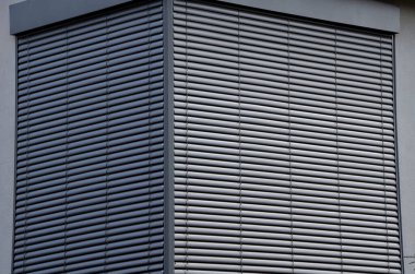 Perdelerinizi ya da tentelerinizi rüzgar sensörüyle koruyun. Rüzgar değeri aşıldığında, sensör güvenlik alarmı gönderir ve üst uç pozisyonlara geri çekilir.