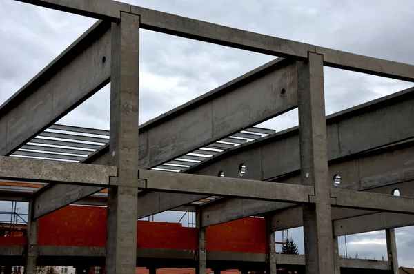 Endüstriyel Depo Binasının Beton Yapısı Karıştırıcının Beton Besleyici Kolu Kirişlerin — Stok fotoğraf