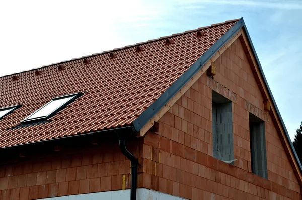 近代的な断熱レンガで作られた家の建設作業 屋根の窓新しい住宅 Windowsの開口部 石積みの価格 毎週の企業や仕事の質企業は — ストック写真