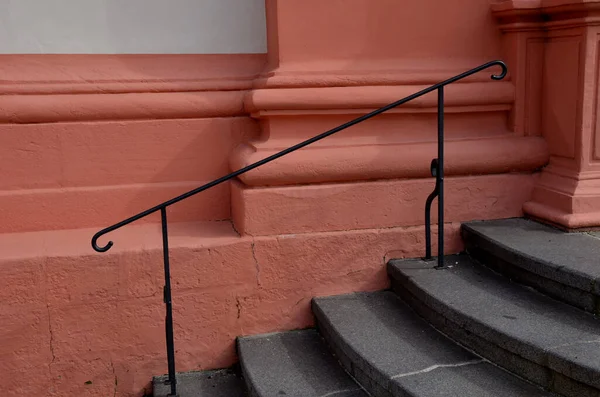 Μπεζ Πέτρα Κιγκλίδωμα Ενός Ιστορικού Κτιρίου Balustrade Θυμίζει Skittles Διάδρομο — Φωτογραφία Αρχείου