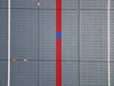 Çim hokeyi ya da buz hokeyi sahası. Altında soğutma sıvısı olan hortumların bulunduğu dportovist yüzeyin plastik ızgaraları. Modern bir buz pateni pistinin insansız hava aracı görüntüsü. bariyerler ve puck ağları, hava ağları