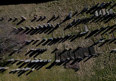 Duvarın hava aracı görüntüsü ve terk edilmiş eski bir mezarlığın mezarları. Mezar envanteri ve kayıp ve aşırı büyümüş pozisyonların ana hatları. Pratikte arkeolojik araştırma. Mezar taşlı çayır