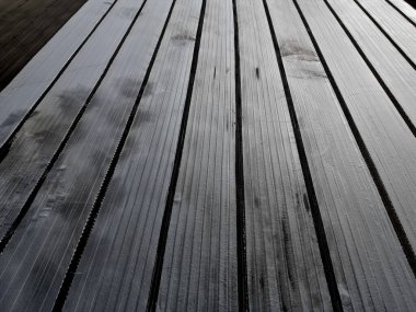 Çiftçiler ekilmiş sebzeleri ve patatesleri beyaz bir kumaşla bahar şekerlerinden korurlar. Bu maddenin üzerinde, jeotextil spreyler tarafından sulanır çünkü suyun buharlaşmasını önler.