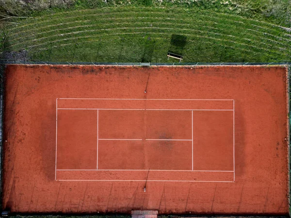 网球场有一个红色的碎砖表面 运动场上的粘土需要定期维修 在比赛前 尘土飞扬的表面应洒满水 — 图库照片