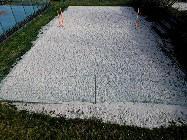 白色沙滩排球场 白色柔软的沙丘 以网围起来 运动场的线条是用蓝色的塑料带子做成的 — 图库照片